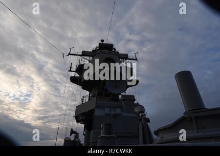 Les membres du personnel de l'hôtel Hampton Roads Naval Museum apprécié une visite thématique de commandement et de contrôle à bord du USS Wisconsin (BB 64). La visite a été coordonnée par Darcy évier, le coordonnateur des bénévoles du musée et la visite a été effectuée par des bénévoles de Nauticus et le cuirassé Wisconsin. Le Wisconsin est l'un des quatre navires de guerre Iowa-Class qu'a été mise en service pendant la DEUXIÈME GUERRE MONDIALE ; elle, avec son sister-ships sont tous conservés en tant que navires musées partout au pays. Le Wisconsin est amarré en permanence à côté de l'hôtel Hampton Roads Naval Museum et Nauticus comme un bateau musée. L'accès au navire est par admission Banque D'Images