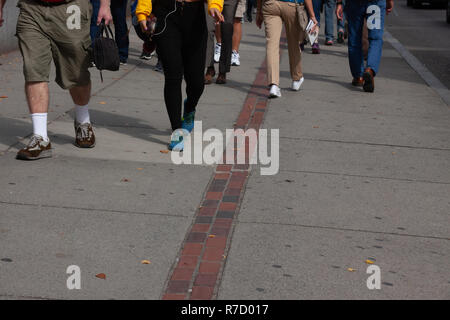 Les gens qui marchent le long de la Freedom Trail en brique à Boston, MA Banque D'Images