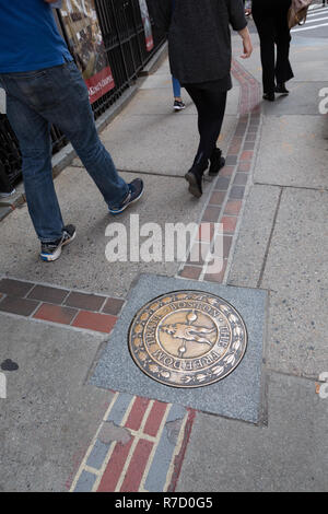 Les gens qui marchent le long de la Freedom Trail en brique à Boston, MA Banque D'Images