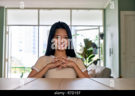 Beautiful woman posing - portrait of smiling woman Banque D'Images