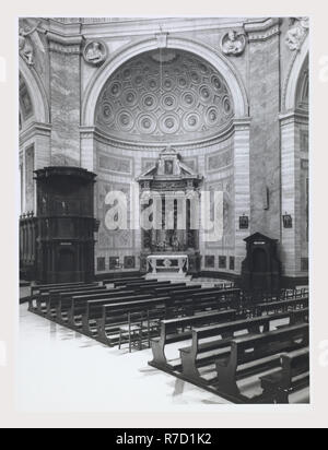 Latium Viterbo Montefiascone S. Margherita, Duomo, c'est mon l'Italie, l'Italie Pays de l'histoire visuelle, une vue sur l'extérieur de la façade de l'église en forme de dôme composé d'un portail néoclassique de 1840, par Paolo Gazola, balustrade et clochers d'accompagnement. Une vue sur l'intérieur de l'église construite sur un plan octaganal avec chapelles rayonnantes derrière l'autel principal est une statue en marbre du partron, Saint Margaret 18e siècle fresques à lunette et plafond de l'autel principal vierge à l'enfant et les Saints en terre cuite par della Robbia 17e et 18e siècle 16e siècle la crucifixion en bois retables orgue rococo-loft 18e ec Banque D'Images