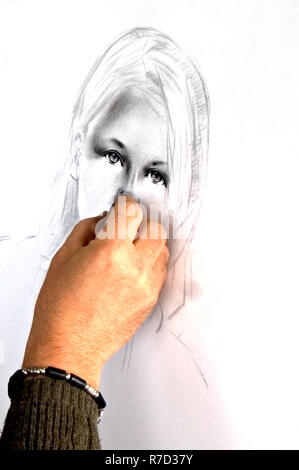 Un artiste dessinant un portrait de filles avec fusain. Banque D'Images