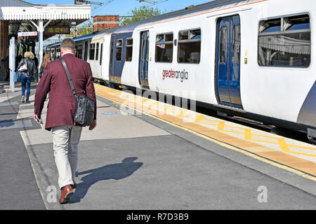 Marcher le long de passagers voyageant sur plate-forme après la plus grande banlieue de Londres service Anglia départs de train la gare de Shenfield Essex UK Banque D'Images