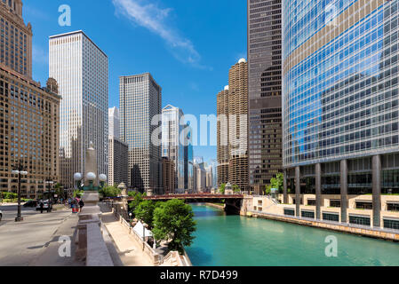 Le centre-ville de Chicago et Chicago River à été journée ensoleillée, Chicago, Illinois. Banque D'Images