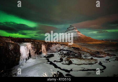 Aurora Borealis, la Northern Lights, au cours de la cascade et Kirkjufellsfoss Kirkjufell, un 463 mètres de montagne sur la côte ouest de l'Islande. Banque D'Images