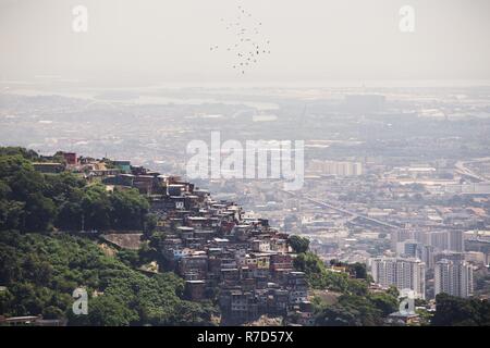 Vue sur une colline de favela de Rio de Janeiro Brésil Banque D'Images