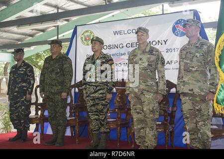 Philippine et dirigeants militaires américains restent debout pendant la cérémonie de clôture de Balikatan 2017 au Fort Magsaysay à Santa Rosa, Nueva Ecija, le 18 mai 2017. Balikatan est un américain annuel-exercice militaire bilatérale des Philippines a porté sur une grande variété de missions, y compris l'aide humanitaire et des secours en cas de catastrophe, la lutte contre le terrorisme, et d'autres opérations militaires conjointes. Banque D'Images