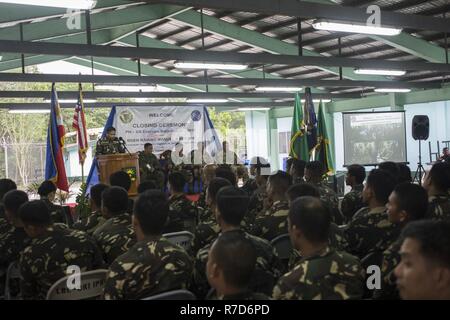 Les membres du service américain des Philippines et de l'assister à la cérémonie de clôture pour Balikatan 2017 au Fort Magsaysay à Santa Rosa, Nueva Ecija, le 18 mai 2017. Balikatan est un américain annuel-exercice militaire bilatérale des Philippines a porté sur une grande variété de missions, y compris l'aide humanitaire et des secours en cas de catastrophe, la lutte contre le terrorisme, et d'autres opérations militaires conjointes. Banque D'Images