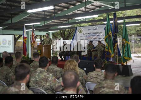 Les membres du service américain des Philippines et de l'assister à la cérémonie de clôture pour Balikatan 2017 au Fort Magsaysay à Santa Rosa, Nueva Ecija, le 18 mai 2017. Balikatan est un américain annuel-exercice militaire bilatérale des Philippines a porté sur une grande variété de missions, y compris l'aide humanitaire et des secours en cas de catastrophe, la lutte contre le terrorisme, et d'autres opérations militaires conjointes. Banque D'Images