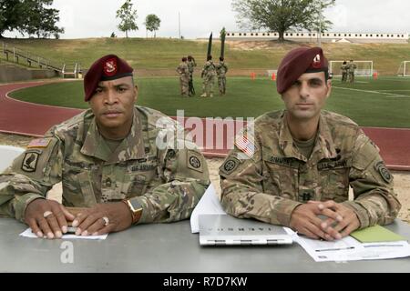 Le sergent-chef des parachutistes. Rondriques Jackson et Cpt. Giancarlo Simmons, toutes deux affectées au 1er Bataillon, 319e Régiment d'artillerie de l'air, 3e Brigade Combat Team, 82e Division aéroportée, l'hôte de la semaine All American Color Guard sur la concurrence Fort Bragg, N.C., 18 mai 2017. Le concours est tenu pour voir qui va gagner la chance de se produire que la couleur garde pendant les événements de la célébration de la semaine All American. Banque D'Images