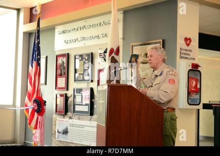 M. Dan O'Brien, directeur exécutif, Conseil d'Abraham Lincoln, les Boy Scouts of America, présente certaines des différences dans ce qu'il fallait pour être un aigle Scout dans les années 40 par rapport aux normes d'aujourd'Scoout Eagle. Parmi ses autres grandes réalisations, Lyman L. Hubbard Sr. était aussi un Eagle Scout. Banque D'Images