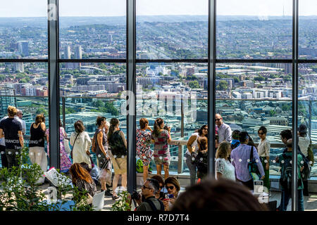 Les touristes visitant Sky Gardens à Londres, panorama de Londres vu du dessus. 03.07.2018 Banque D'Images