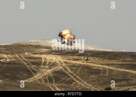 Jordanian chasseurs F-16 et AV-8B Harrier drop armes sur la simulation d'objectifs au cours de l'exercice de tir réel interarmes pendant 17 Lion avide, le 17 mai en Jordanie. Lion avide est un exercice multinational annuel visant à renforcer les relations d'armée à armée, d'accroître l'interopérabilité entre les pays partenaires, et de renforcer la sécurité et la stabilité régionales. Banque D'Images