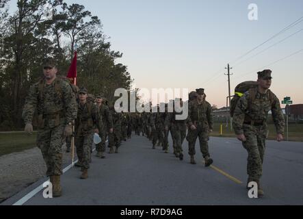 Les Marines américains avec le siège bataillon, 2e Division de marines, de procéder à une 8-mile randonnée sur Camp Lejeune, N.C., 28 novembre 2018. Bataillon exécute des randonnées mensuelles de l'Administration centrale afin d'améliorer la préparation au combat et se préparer à d'éventuelles opérations. Banque D'Images