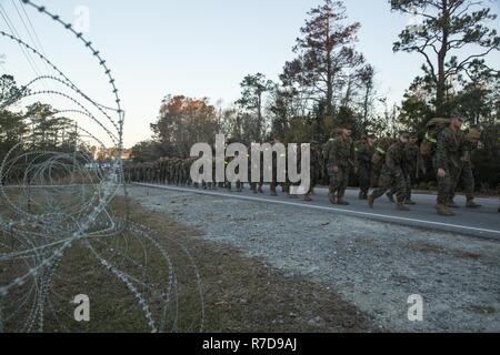 Les Marines américains avec le siège bataillon, 2e Division de marines, effectuer une randonnée pédestre de huit milles à Camp Lejeune, en Caroline du Nord, le 28 novembre 2018. Bataillon exécute des randonnées mensuelles de l'Administration centrale afin d'améliorer la préparation au combat et se préparer à d'éventuelles opérations. Banque D'Images