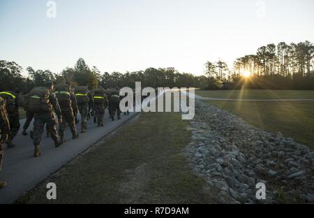 Les Marines américains avec le siège bataillon, 2e Division de marines, effectuer une randonnée pédestre de huit milles à Camp Lejeune, en Caroline du Nord, le 28 novembre 2018. Bataillon exécute des randonnées mensuelles de l'Administration centrale afin d'améliorer la préparation au combat et se préparer à d'éventuelles opérations. Banque D'Images