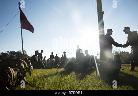 Les Marines américains avec le siège bataillon, 2e Division de marines, de repos avant de poursuivre un 8-mile randonnée sur Camp Lejeune, N.C., 28 novembre 2018. Bataillon exécute des randonnées mensuelles de l'Administration centrale afin d'améliorer la préparation au combat et se préparer à d'éventuelles opérations. Banque D'Images