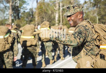 Le colonel des marines américain James A. Ryan, commandant du bataillon de l'Administration centrale, 2e Division de marines, encourage les marines pendant le dernier tronçon d'un 8-mile randonnée à Camp Lejeune, en Caroline du Nord, le 28 novembre 2018. Bataillon exécute des randonnées mensuelles de l'Administration centrale afin d'améliorer la préparation au combat et se préparer à d'éventuelles opérations. Banque D'Images