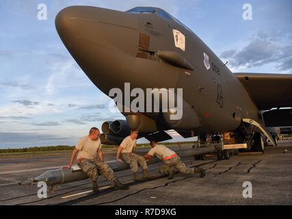 Les membres de l'US Air Force à partir de la 96e Unité de maintenance d'aéronefs expéditionnaire agiter une barre de remorquage pour manœuvrer, pour le mettre en place sur un bombardier B-52 Stratofortress pendant l'exercice l'accent de la foudre à la Royal Australian Air Force (RAAF) Base Darwin, Australie, le 29 novembre 2018. Deux bombardiers avec équipage et du personnel de soutien déployés à RAAF Darwin pour permettre aux États-Unis de former et d'accroître l'interopérabilité avec les homologues australiens à l'appui de l'Indo-Pacifique renforcée du commandement américain de coopération de l'air (EAC) programme. Le CCE est constitué d'une série d'exercices d'air et d'activités de formation visant à renforcer la Banque D'Images