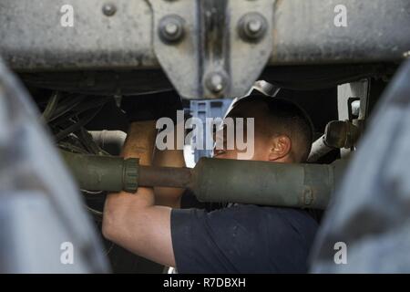 Le Sgt. Alexander King, un technicien d'entretien automobile avec du bataillon logistique de combat 31, effectue l'entretien des véhicules au Camp Hansen, Okinawa, Japon, le 29 novembre 2018. Le Roi, originaire de Odenton, Maryland, est diplômé de l'école secondaire d'Arundel à Gambrills, Maryland, en 2009 avant de s'enrôler en août 2015. Bec-31, l'élément de combat de la logistique pour la 31e Marine Expeditionary Unit, offre une variété de missions critiques, y compris la conduite de transport, soutien d'atterrissage et de la police militaire. La 31e MEU, le Marine Corps' seulement continuellement de l'avant-déployés MEU, fournit une force meurtrière et flexible Banque D'Images