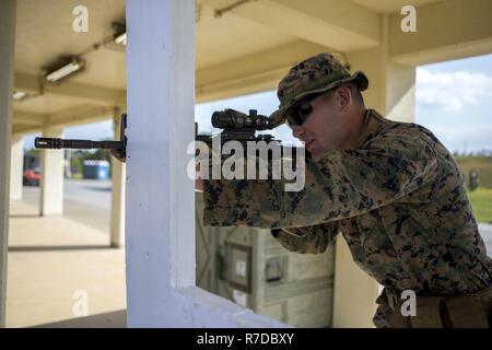 Lance le Cpl. Juarros de Logan, un carabinier avec des armes, de l'entreprise Équipe de débarquement du bataillon, 1er Bataillon, 4ème Marines, vise à une cible dans le camp à Hansen, Okinawa, Japon, le 30 novembre 2018. Juarros, originaire de ello Grove, Californie, diplômé Bradshaw Études secondaires en juin 2017 avant de s'enrôler plus tard cette année. La 31e MEU, le Marine Corps' seulement continuellement de l'avant-déployés MEU, fournit une force meurtrière et flexible prêt à réaliser une vaste gamme d'opérations militaires comme la première force d'intervention de crise dans la région Indo-Pacifique. Banque D'Images