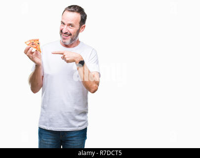 L'âge moyen des cadres supérieurs des man eating pizza slice sur fond isolé très heureux pointant avec la main et des doigts Banque D'Images