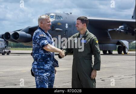 Royal Australian Air Force (RAAF) Squadron Leader Craig Sedgman et U.S. Air Force Le Colonel Ryan Sweeney, 36e Groupe d'opérations, le commandant se serrer la main et faire l'exercice à l'accent de la foudre RAAF Darwin, Australie, le 3 décembre 2018. Deux bombardiers avec équipage et du personnel de soutien déployés à RAAF Darwin pour permettre aux États-Unis de former et d'accroître l'interopérabilité avec les homologues australiens à l'appui de l'Indo-Pacifique renforcée du commandement américain de coopération de l'air (EAC) programme. Banque D'Images