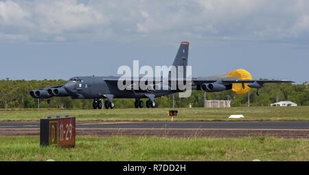 Un U.S. Air Force B-52 Stratofortress, affecté à la 96e Escadron expéditionnaire piégée, déployés à partir de Base aérienne de Barksdale, en Louisiane, ouvre sa chute au cours de la foudre exercies glisser l'accent sur la base de la Royal Australian Air Force (RAAF) Darwin, Australie, le 3 décembre 2018. Deux bombardiers avec équipage et du personnel de soutien déployés à RAAF Darwin pour permettre aux États-Unis de former et d'accroître l'interopérabilité avec les homologues australiens à l'appui de l'Indo-Pacifique renforcée du commandement américain de coopération de l'air (EAC) programme. Banque D'Images