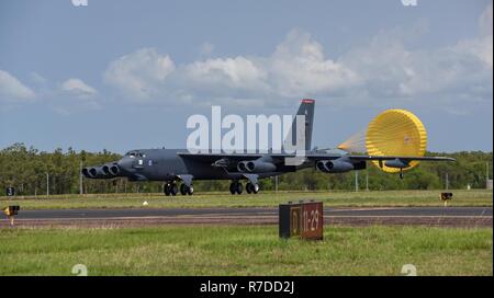 Un U.S. Air Force B-52 Stratofortress, affecté à la 96e Escadron expéditionnaire piégée, déployés à partir de Base aérienne de Barksdale, en Louisiane, ouvre son drag chute au cours de l'effort de discussion la foudre à base de la Royal Australian Air Force (RAAF) Darwin, Australie, le 3 décembre 2018. Deux bombardiers avec équipage et du personnel de soutien déployés à RAAF Darwin pour permettre aux États-Unis de former et d'accroître l'interopérabilité avec les homologues australiens à l'appui de l'Indo-Pacifique renforcée du commandement américain de coopération de l'air (EAC) programme. Banque D'Images