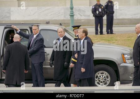 L'ancien président George W. Bush, 43e président des États-Unis et son épouse l'ancienne Première dame Laura Bush, sont accompagnés jusqu'à leur véhicule pendant le transfert du cercueil de George H. W. Bush, 41e président des États-Unis, de l'United States Capitol à la cathédrale nationale de Washington, Washington, D.C., 5 décembre 2018. Près de 4 000 militaires et civils de partout dans toutes les branches des forces armées américaines, y compris les réserves et les composants de la Garde nationale, à condition que l'appui de cérémonie au cours de George H. W. Bush, le 41e président des États-Unis funérailles d'état. (DoD Banque D'Images