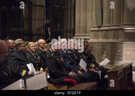 Les membres du département de la Défense des États-Unis Joint Chiefs of Staff assister à l'état service funèbre qui a eu lieu en l'honneur du président George H. W. Bush, 41e président des États-Unis, à la cathédrale nationale de Washington, Washington, D.C., 5 décembre 2018. Le personnel civil et militaire affecté à la FOI-RCN a fourni le soutien des affaires civiles et de cérémonie lors de funérailles d'état de Bush. (DoD Banque D'Images