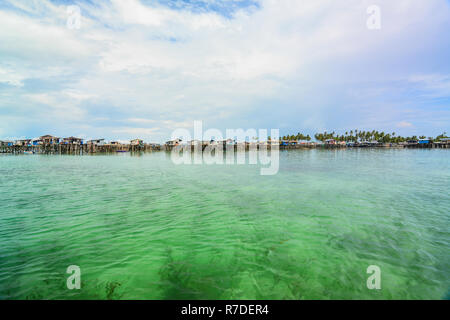 Maisons sur pilotis propre par la mer peuple tzigane sur mer peu profonde de l'Île, Omadal Semporna, Malaisie Banque D'Images