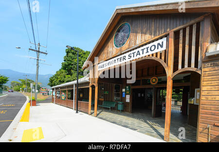 Ancienne gare en bois pour le Kuranda Scenic Railways à l'eau douce, près de Cairns, l'extrême nord du Queensland, Australie, Queensland, FNQ Banque D'Images