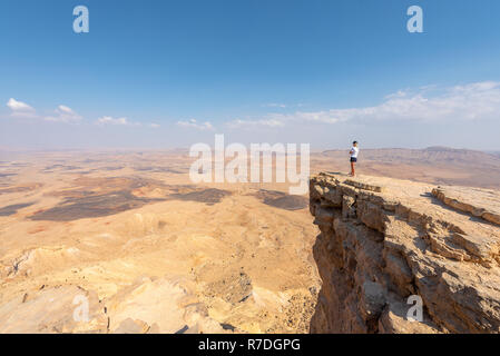 Admirez la vue depuis le paysage de Makhtesh Ramon (cratère de Ramon). Désert du Néguev. Israël Banque D'Images