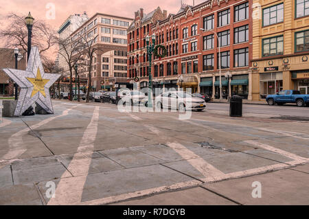 SYRACUSE, NEW YORK - Mai 07, 2018 : une vue sur la rue du centre-ville de Syracuse à St Salina et Fayette St. pendant le coucher du soleil. Banque D'Images