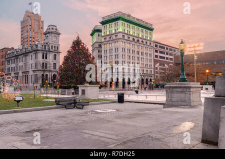 Une vue d'arbre de Noël en premier plan dans la région de Clinton Square, centre-ville de Syracuse, New York Banque D'Images