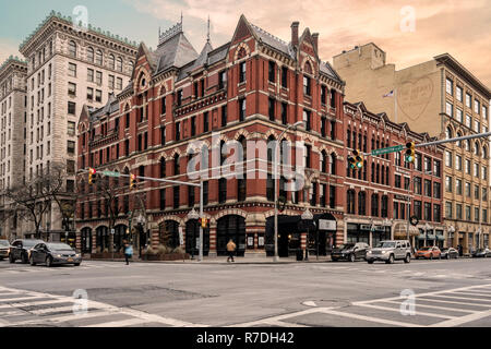 SYRACUSE, NEW YORK - Mai 07, 2018 : une vue sur la rue du centre-ville de Syracuse à St Salina et Fayette St. pendant le coucher du soleil. Banque D'Images