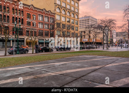 SYRACUSE, NEW YORK - Mai 07, 2018 : une vue sur la rue du centre-ville de Syracuse à St Salina et Fayette St. pendant le coucher du soleil. Banque D'Images