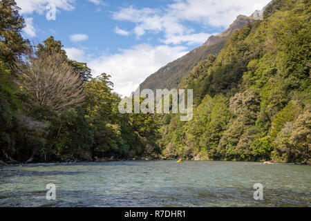 Packrafting dans Parc National de Fiordland, Nouvelle-Zélande Banque D'Images