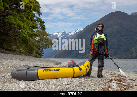 Sur le lac Packrafting Bolton-est dans Parc National de Fiordland, Nouvelle-Zélande Banque D'Images