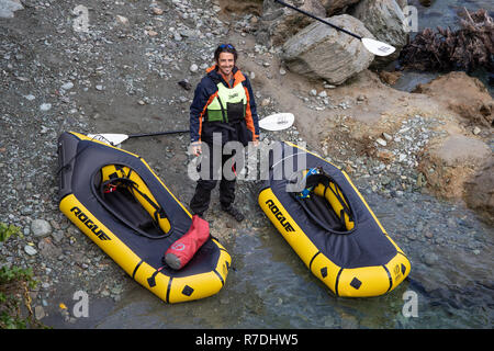 Packrafting dans Parc National de Fiordland, Nouvelle-Zélande Banque D'Images