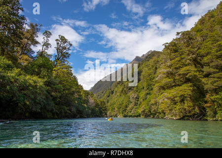 Packrafting dans Parc National de Fiordland, Nouvelle-Zélande Banque D'Images