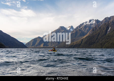 Sur le lac Packrafting Bolton-est dans Parc National de Fiordland, Nouvelle-Zélande Banque D'Images