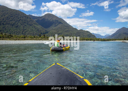 Packrafting dans Parc National de Fiordland, Nouvelle-Zélande Banque D'Images