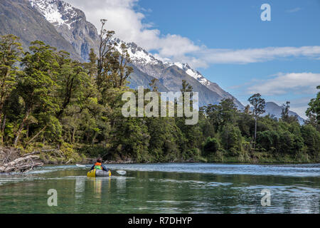 Packrafting dans Parc National de Fiordland, Nouvelle-Zélande Banque D'Images