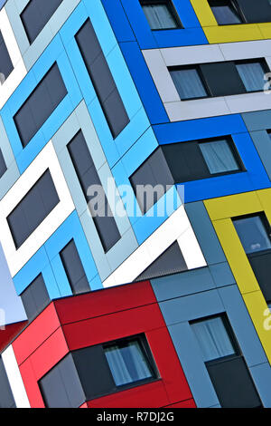 Abstract bâtiment architecture en utilisant la couleur des formes sur l'hébergement des étudiants modernes colorés motif géométrique de l'architecture détaillée d'angle England UK Banque D'Images