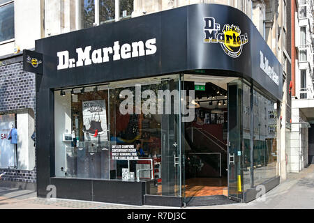 Dr Martens Doc Martens ou cordonnier Chaussures & vêtements magasin de chaussures de marque vitre avant de magasin de vente chaussures bottes dans Oxford Street London England UK Banque D'Images