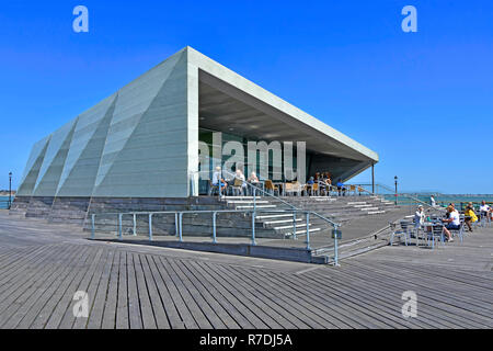 Jetée de Southend accès handicapés bâtiment moderne et architecture au Royal Pavilion pier head café people eating out River Thames Estuary Essex England UK Banque D'Images