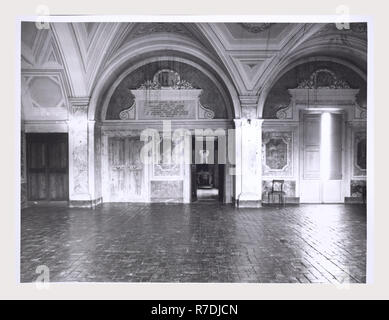 Lazio Roma Rome S. Ignazio di Loyola, c'est mon l'Italie, l'Italie Pays de l'histoire visuelle, l'église fut construite 1625-50 sur la base d'un projet par Maderno. Photographies de l'extérieur de façade, toitures et portail, avec les détails de capitales. Une vue sur l'intérieur de la nef, mais les peintures dans les chambres fortes et les chapelles. Fresques : l'entrée de S. Ignace dans le ciel et les quatre parties du monde. Il y a aussi des fresques de Samson, David, Judith et Joel. Dans le transept sont fresques relatives à Saint Louis et à la gloire de S. Ignace. Banque D'Images