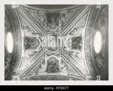 Lazio Roma Rome S. Maria degli Angeli, c'est mon l'Italie, l'Italie Pays de l'histoire visuelle, plusieurs vues extérieures de la façade de l'église, formée d'exedra de calidarium des thermes Terme di Diocleziano. L'intérieur, conçu par Michelangelo de fromer tepidarium et rénové par Vanvitelli 1749, est largement documenté. Vues de vestibule, nef, autels, sacristie, des chapelles, des plafonds ornés de fresques, peintures, sculptures, cour intérieure. Des fragments de Sarcophage Antiquités Antiquités sur mur extérieur. Banque D'Images
